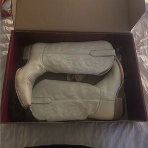 Chic White Heeled Boots